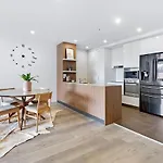 Broadbeach - Modern 2 Bedroom Apartment At Synergy